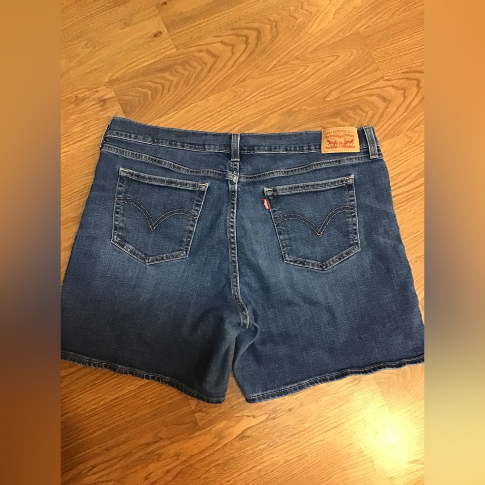 Levi’s Women’s Shorts    Size 33 waist Relaxed fit